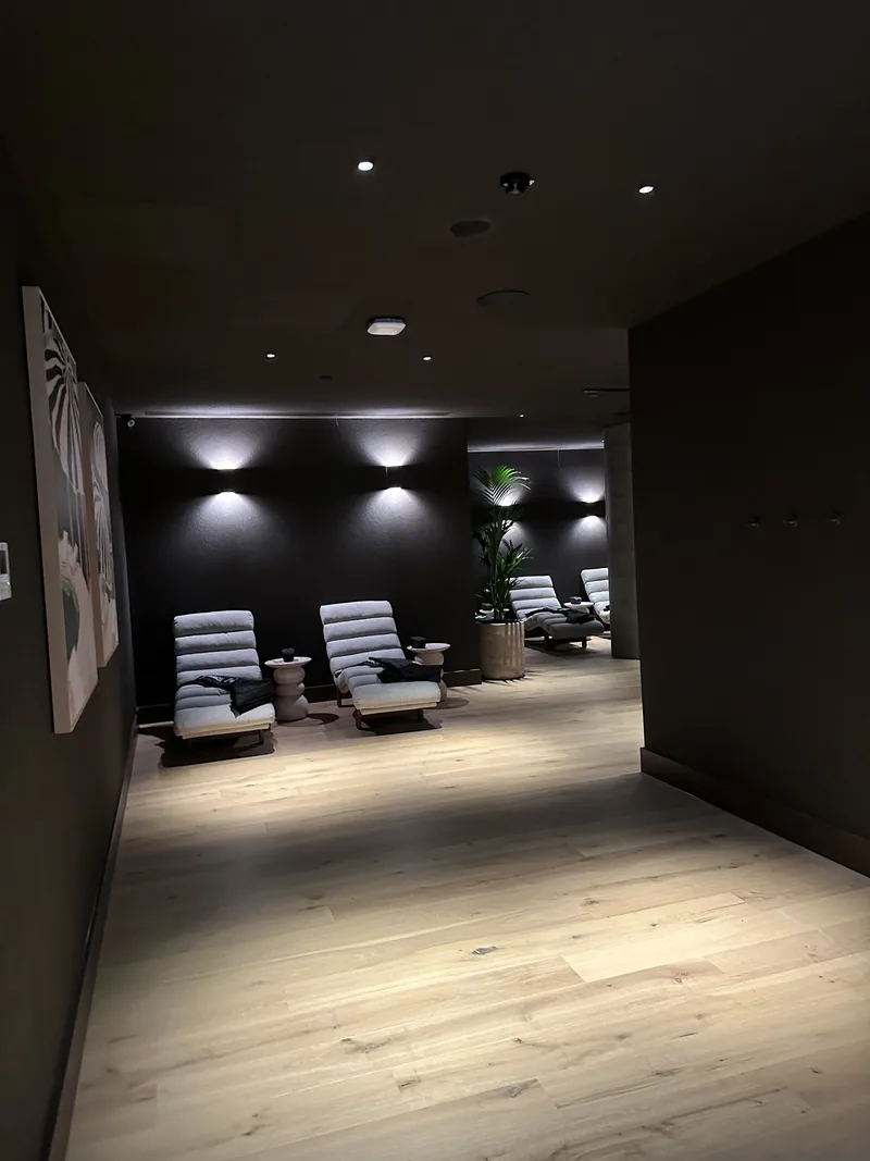 Recovery lounge finished in a timber look floor